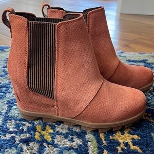 Sorel Joan of Arctic ll Wedge Chelsea Booties in orange suede size 7